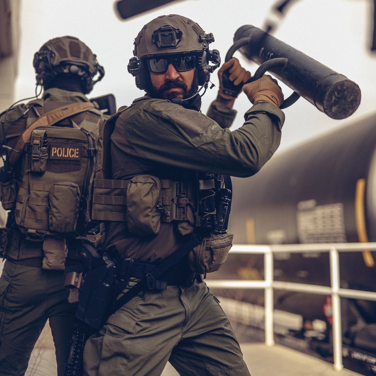Helikon-Tex MCDU Combat Shirt nátelník ruksak taktický NyCo Ripstop, coyote – v použití 2