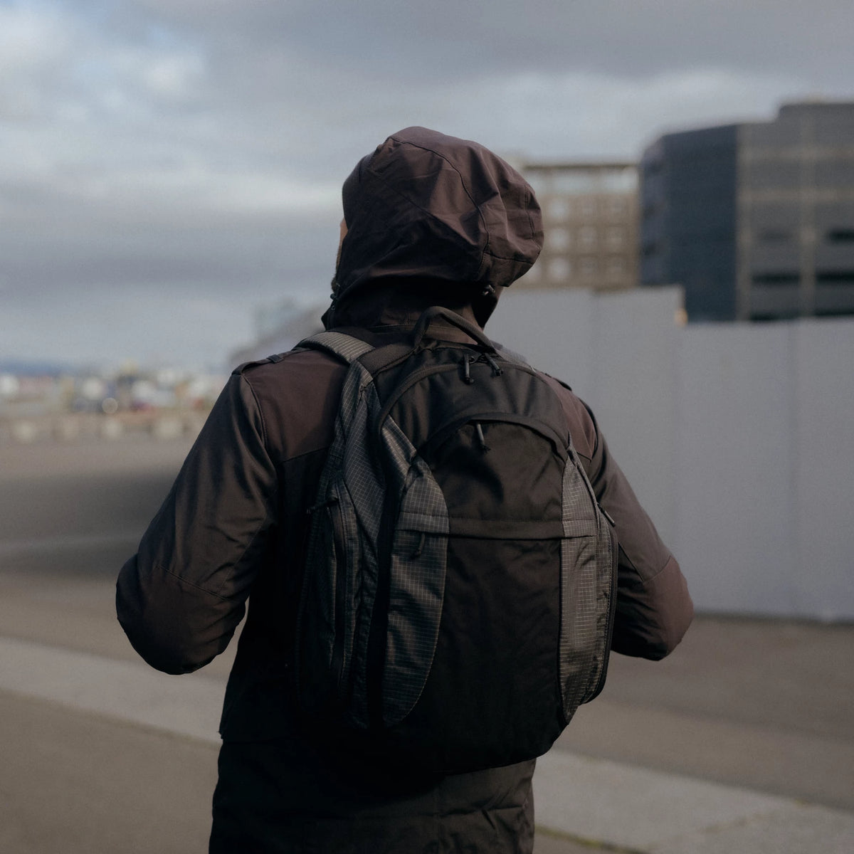 Helikon-Tex COVERT M-65 bunda JACKET, čierna – v použití 3
