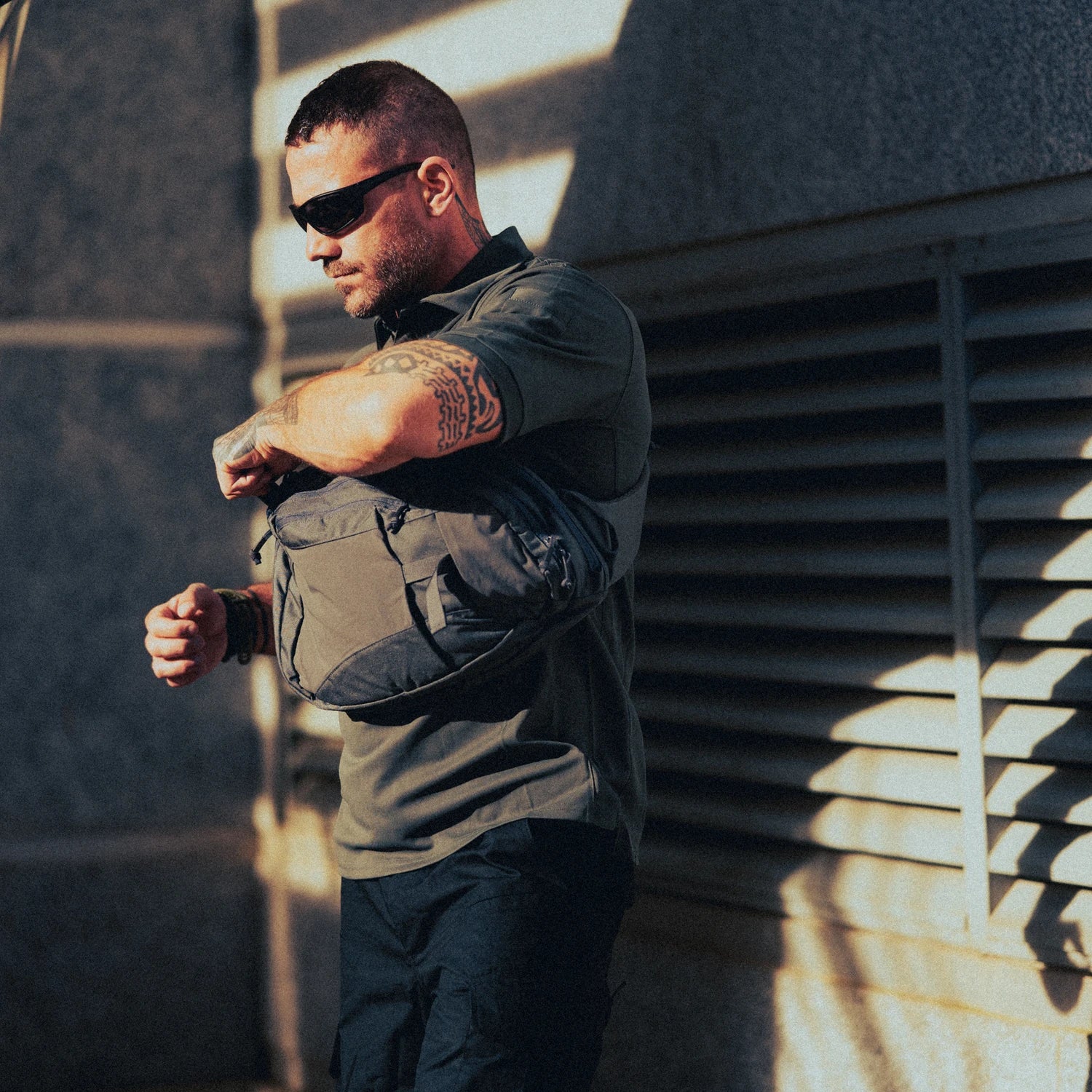 Helikon-Tex EDC Sling batoh, čierny – v použití 1