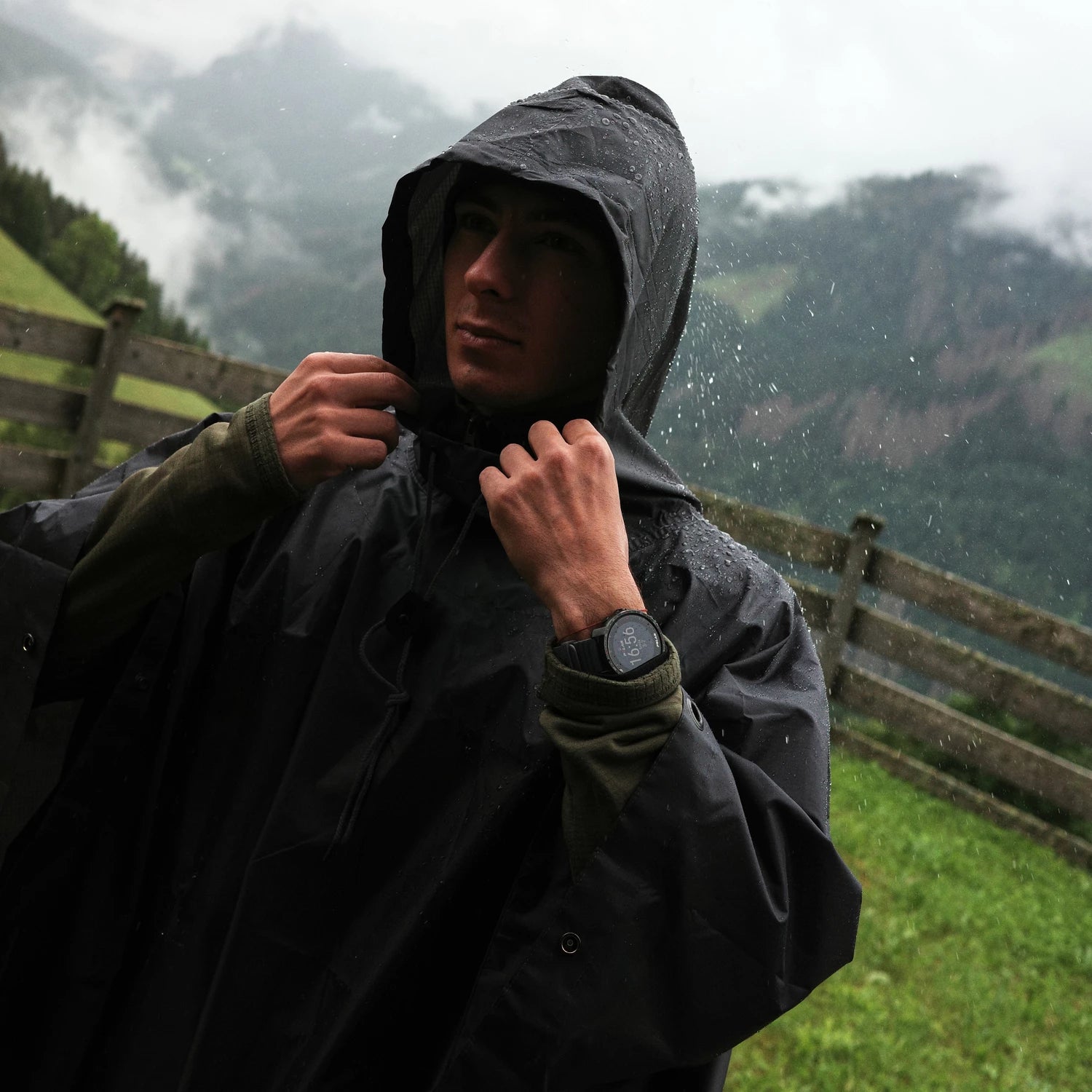 Helikon-Tex PONCHO U.S. MODEL, olivová – v použití 3