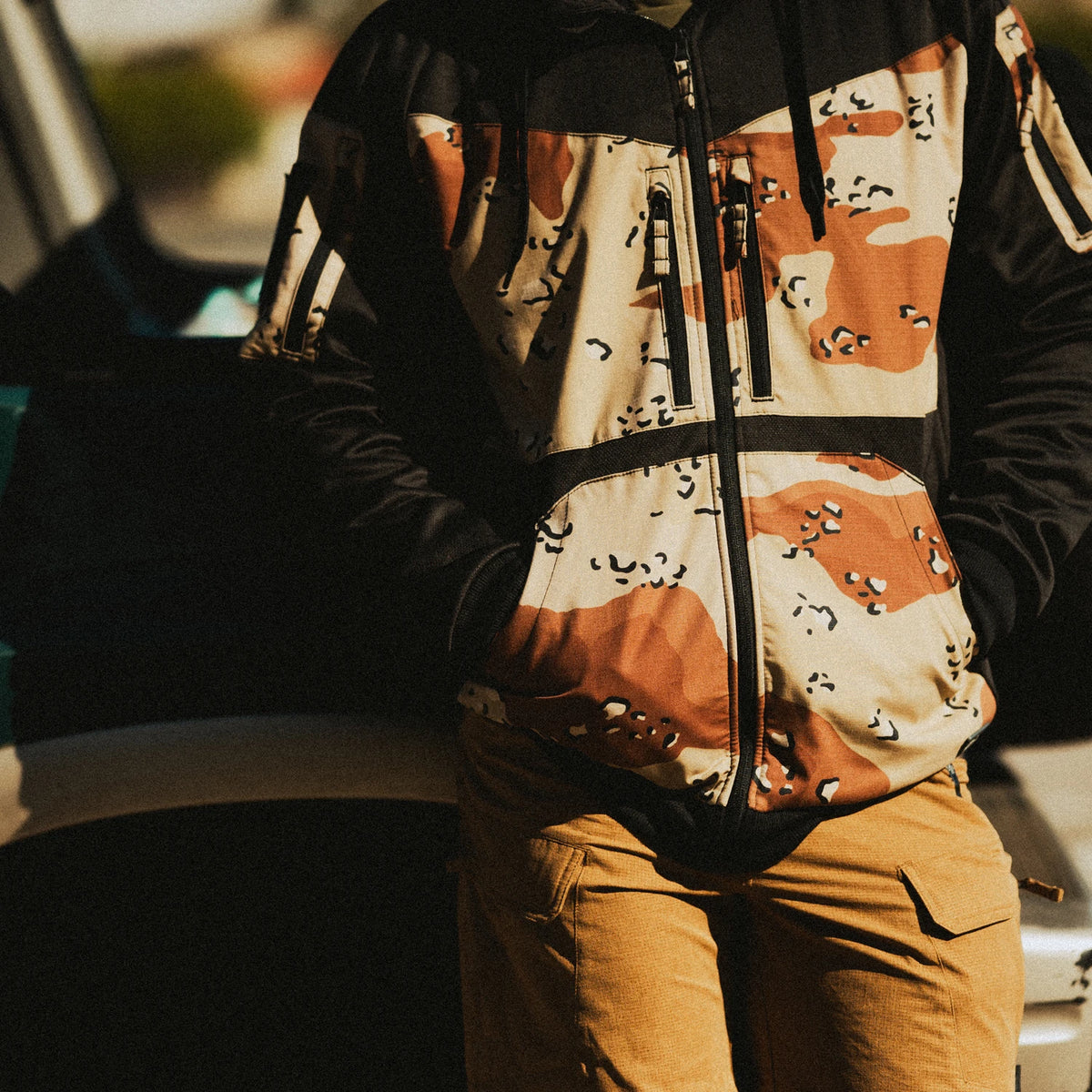 Helikon-Tex ROGUE HOODIE bunda, BLACK/DESERT NIGHT CAMO – v použití 1