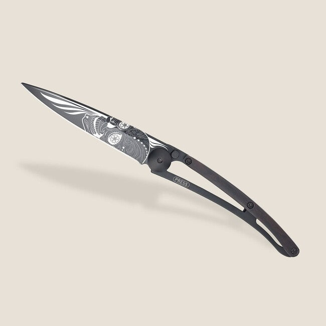 Deejo Latino Skull Μαχαίρι Σπαστό με Μαύρο Σχέδιο Tattoo Biker Ebony Wood