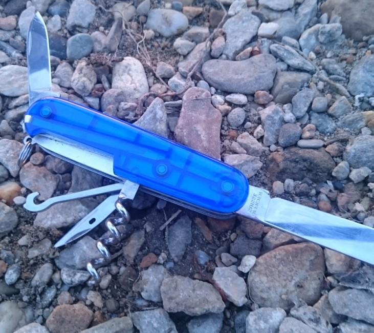 Victorinox Huntsman Μαχαίρι Τσέπης 91mm, Διάφανο Μπλε