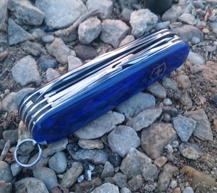 Victorinox Huntsman Μαχαίρι Τσέπης 91mm, Διάφανο Μπλε