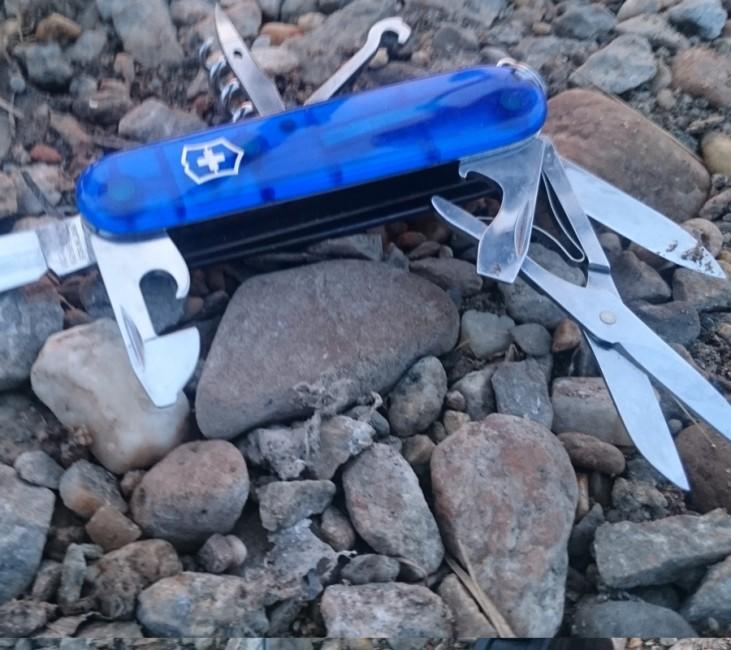Victorinox Huntsman Μαχαίρι Τσέπης 91mm, Διάφανο Μπλε